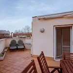 Two Bedroom Townhouse Within 10Min Walk From Beach